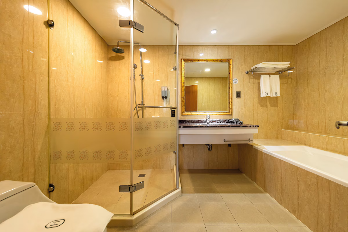 豪華套房_浴室 吹風機、拖鞋、毛巾、洗髮精